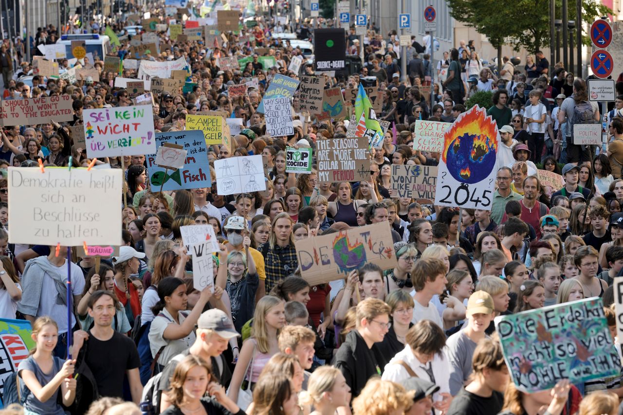 Διαδηλωτές συμμετέχουν στην παγκόσμια απεργία διαμαρτυρίας για το κλίμα "Fridays For Future" στο Βερολίνο, Γερμανία, Παρασκευή 15 Σεπτεμβρίου 2023. 