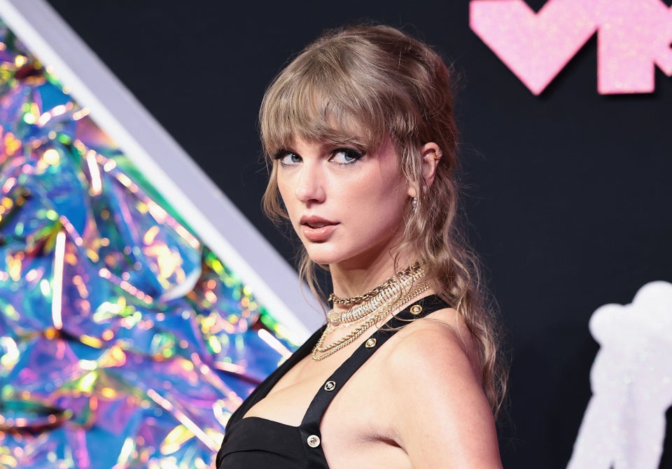 Taylor Swift Attends Chiefs Game Amid Travis Kelce Dating Rumors – Rolling  Stone