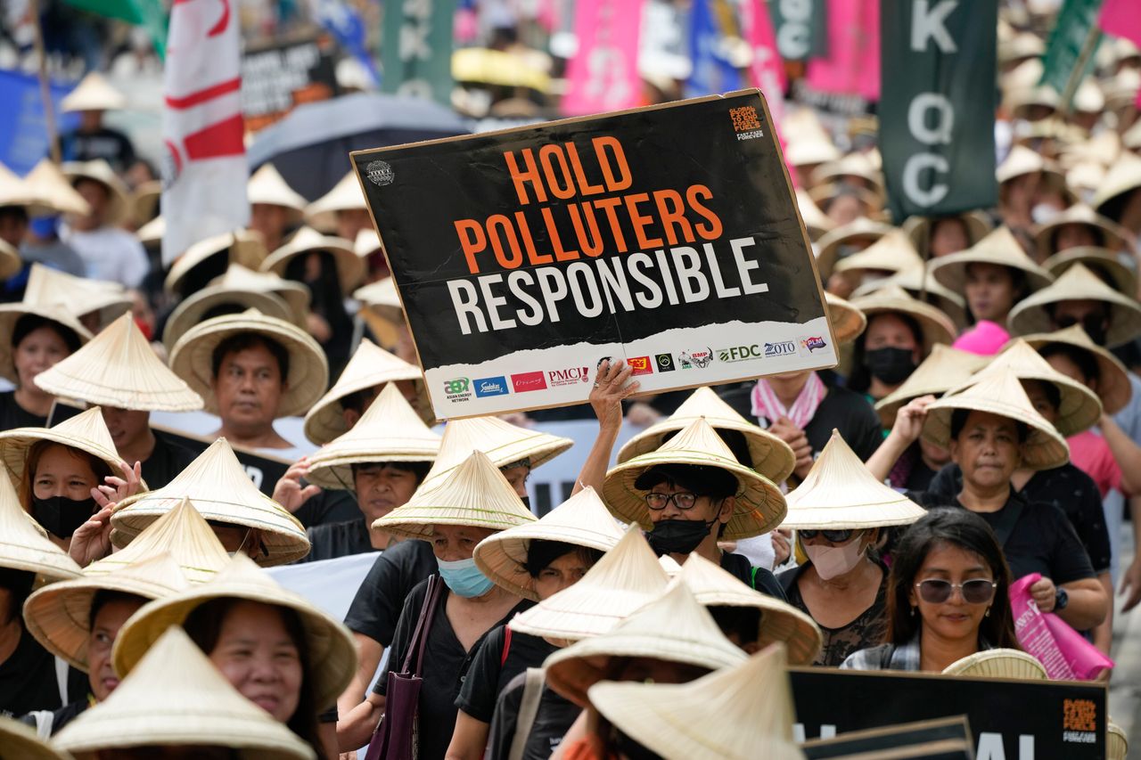 Διαδηλωτές κρατούν πλακάτ καθώς συμμετέχουν στην παγκόσμια πορεία για τον τερματισμό των ορυκτών καυσίμων την Παρασκευή 15 Σεπτεμβρίου 2023, στην πόλη Κεζόν των Φιλιππίνων.