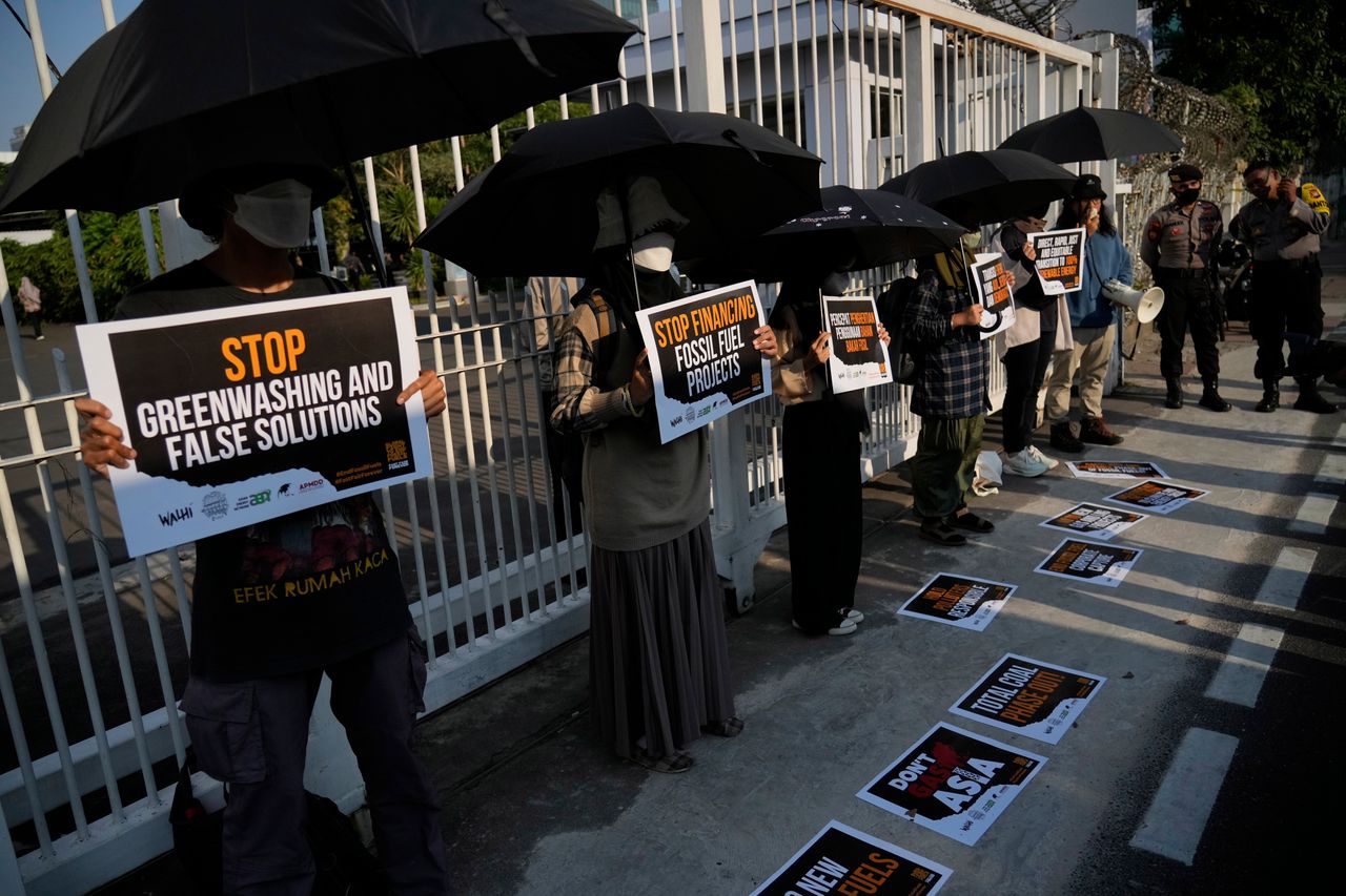 Ινδονήσιοι ακτιβιστές κρατούν πανό κατά τη διάρκεια διαμαρτυρίας μπροστά από το γραφείο του Υπουργείου Ενέργειας και Ορυκτών Πόρων στην Τζακάρτα της Ινδονησίας, Παρασκευή 15 Σεπτεμβρίου 2023.
