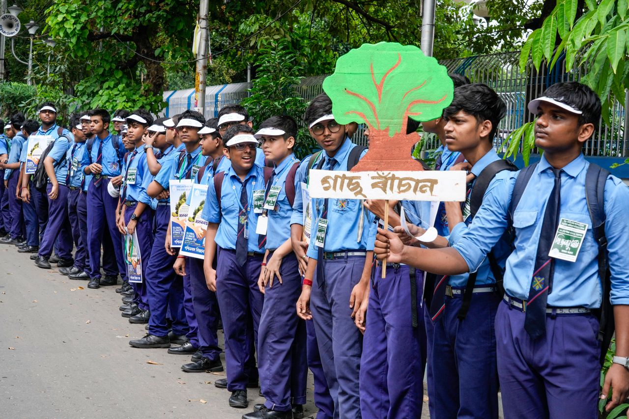 Μαθητές λαμβάνουν μέρος σε μια παγκόσμια απεργία διαμαρτυρίας για το κλίμα του κινήματος "Fridays For Future" στην Καλκούτα της Ινδίας, Παρασκευή 15 Σεπτεμβρίου 2023