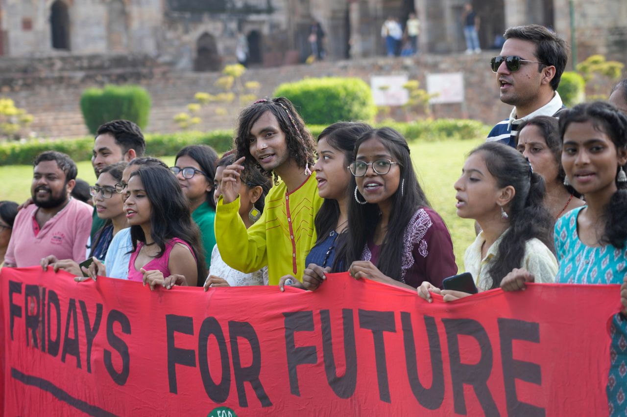 Ακτιβιστές από διάφορες μη κυβερνητικές οργανώσεις φωνάζουν συνθήματα καθώς συμμετέχουν στην παγκόσμια απεργία διαμαρτυρίας για το κλίμα του κινήματος "Fridays For Future" στο Νέο Δελχί της Ινδίας, Παρασκευή 15 Σεπτεμβρίου 2023.