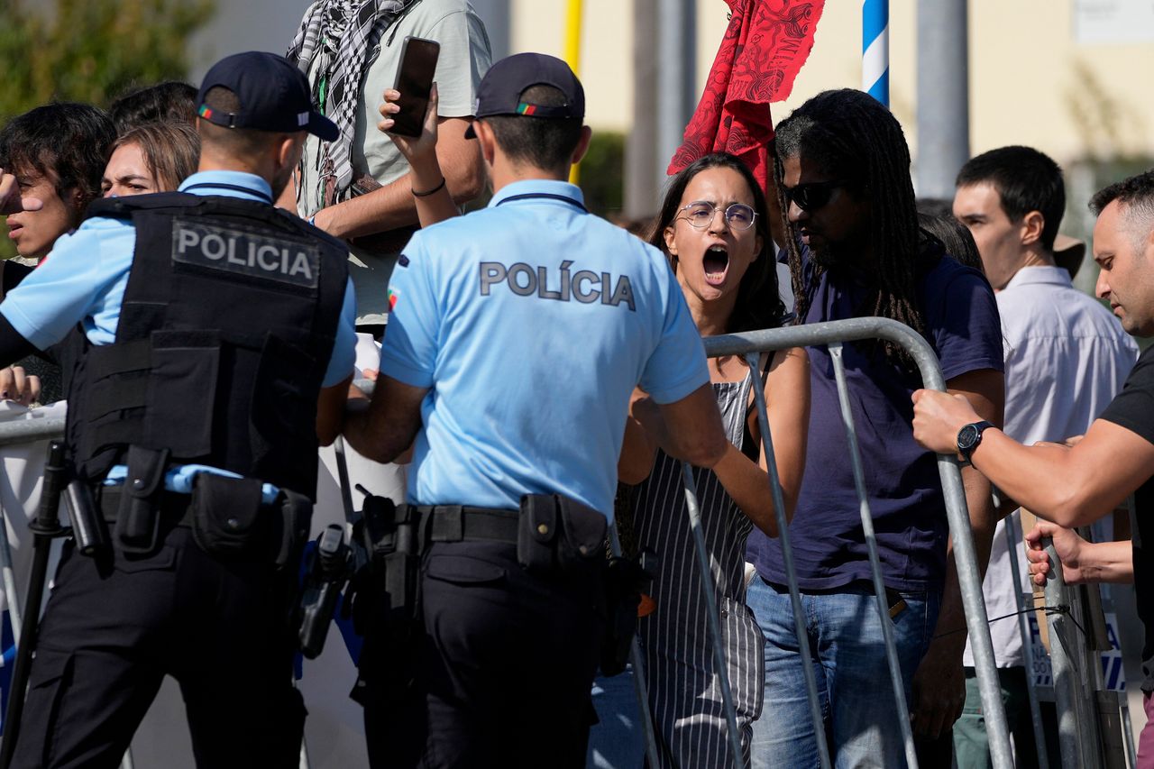 Αστυνομικοί τοποθετούν εμπόδια για να περιορίσουν τους ακτιβιστές του κλίματος που διαμαρτύρονται έξω από την Εισαγγελία, στην πόλη Οέιρας, έξω από τη Λισαβόνα, Παρασκευή 15 Σεπτεμβρίου 2023.