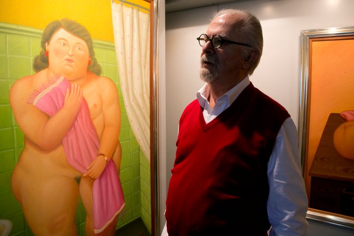 Ο Μποτέρο πλάι στο έργο του «Woman in the Bathroom», στο διαμέρισμα του στη Νέα Υόρκη, 30 Οκτωβρίου 2023. (AP Photo/Mark Lennihan)