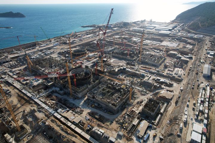 Φωτογραφία τραβηγμένη στις 18 Αυγούστου 2022 δείχνει τον πυρηνικό σταθμό Ακούγιου που κατασκευάστηκε από την κρατική εταιρεία πυρηνικής ενέργειας Rosatom της Ρωσίας στην επαρχία της Μερσίνης στη νότια Τουρκία.