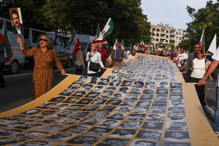 Διαδηλωτές κρατούν ένα πλακάτ με φωτογραφίες, όπως τους αποκαλούν οι Ιρανοί, μαρτύρων, κατά τη διάρκεια συγκέντρωσης της ιρανικής διασποράς στην Ευρώπη, την παραμονή της πρώτης επετείου από το θάνατο του Mahsa Amini, που προκάλεσε διαδηλώσεις σε ολόκληρη τη χώρα τους, στις Βρυξέλλες, Βέλγιο Σεπτέμβριο 15, 2023.