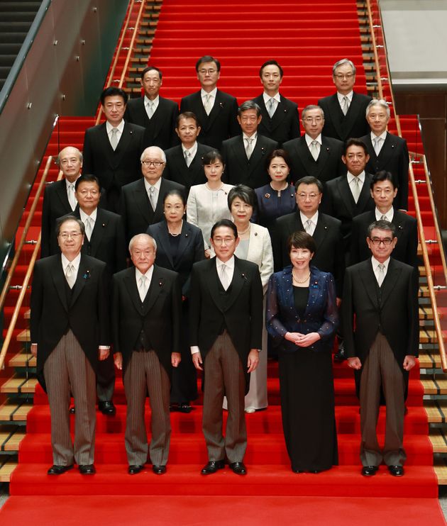 初閣議を終え、記念撮影する岸田文雄首相（前列中央）と閣僚ら＝9月13日午後、首相官邸