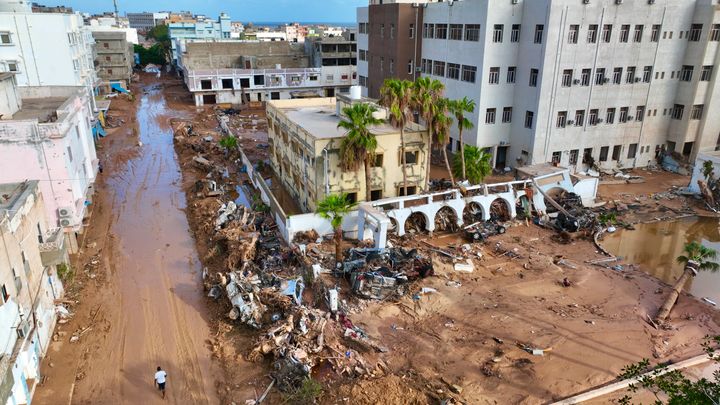Een algemeen beeld van de stad Derna is te zien op dinsdag 12 september 2023. De mediterrane storm Daniel veroorzaakte verwoestende overstromingen in Libië, waardoor dammen braken en hele wijken in verschillende kuststeden werden weggespoeld. De verwoesting was het grootst in de stad Derna.  (AP Foto/Jamal Alkomaty)