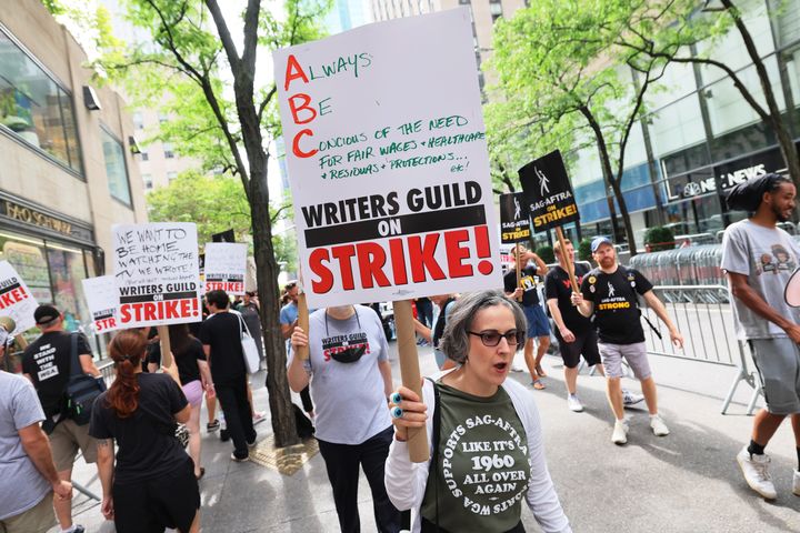 ニューヨークのNBCユニバーサルの周りで抗議活動をする全米脚本家組合や映画俳優組合「SAG-AFTRA」のメンバー（2023年8月29日）