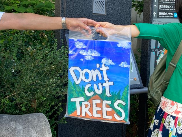 「Don’t Cut Trees（木を切らないで）」というメッセージが書かれた絵を持参した参加者