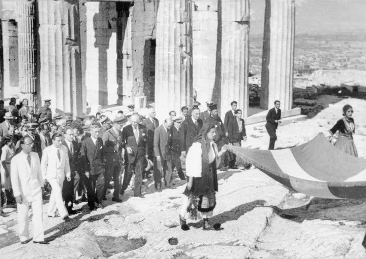 18 Οκτωβρίου 1944. Ο πρωθυπουργός Γεώργιος Παπανδρέου ανεβαίνει στην Ακρόπολη για να υψώσει την ελληνική σημαία.