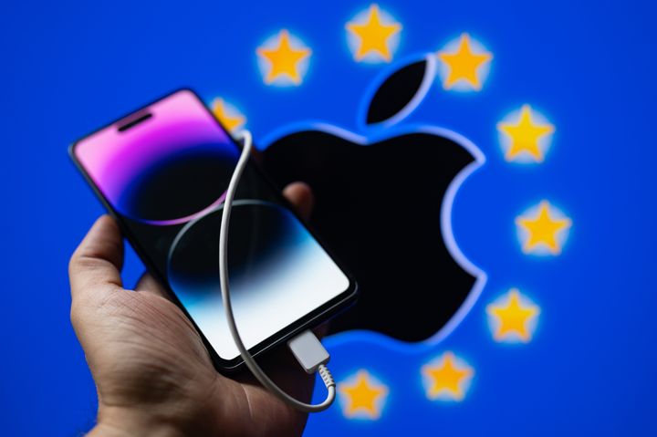 Λογότυπο της Apple που εμφανίζεται σε smartphone με καλώδιο USB -C, στις 17 Σεπτεμβρίου 2023, στις Βρυξέλλες, Βέλγιο.(Photo Illustration by Jonathan Raa/NurPhoto via Getty Images)