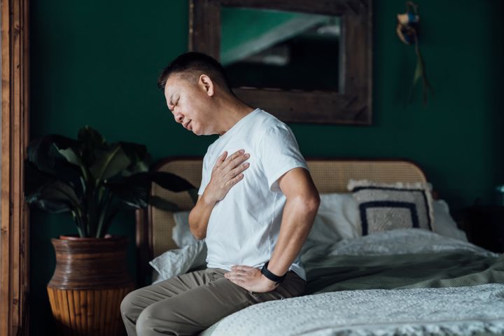 A recent study found that men more commonly reported chest pain in the 24 hours before experiencing cardiac arrest, while women more commonly reported shortness of breath.