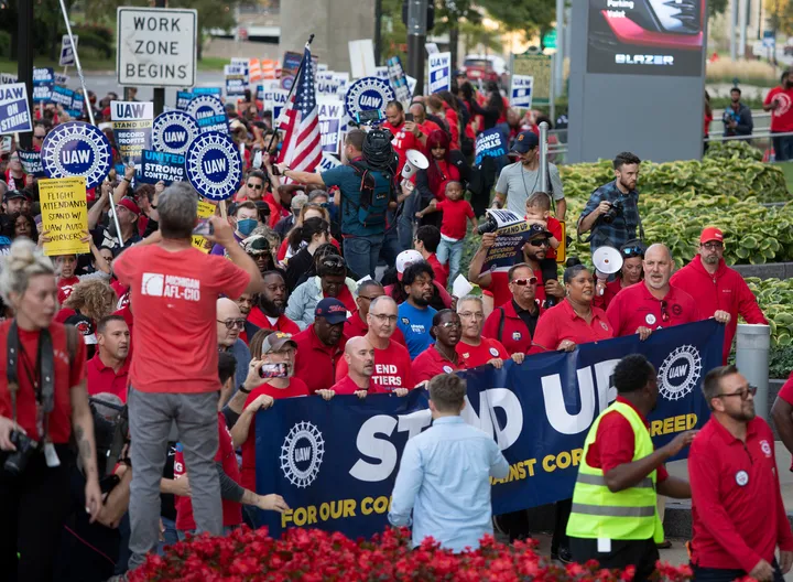 Trump To Head To Detroit, Eyeing Opportunity In Autoworkers Strike (huffpost.com)