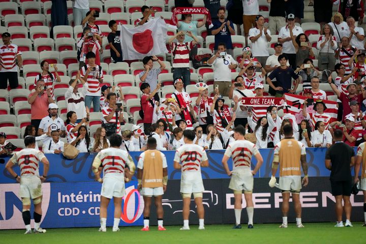 イングランド対日本戦の試合終了後、ファンに手を振るラグビー日本代表の選手たち