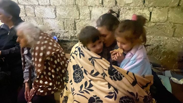 Παιδιά τρώνε καθισμένα σε ένα καταφύγιο κατά τη διάρκεια βομβαρδισμών στο Στεπανακέρτ του Ναγκόρνο-Καραμπάχ.
