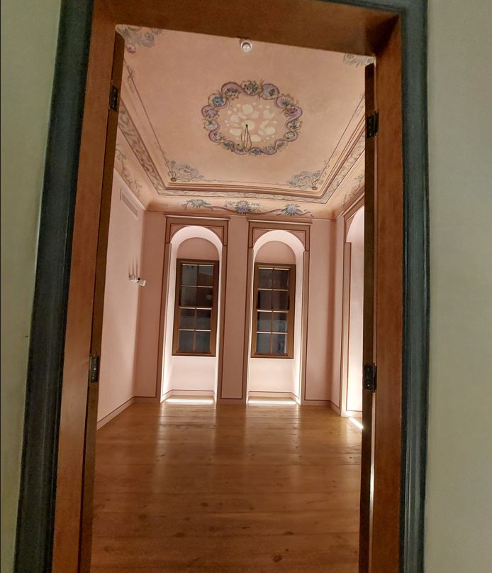 Αποψη αίθουσας άνω ορόφων του Μαρμάρινου Σπιτιού με υπέροχες οροφογραφίες