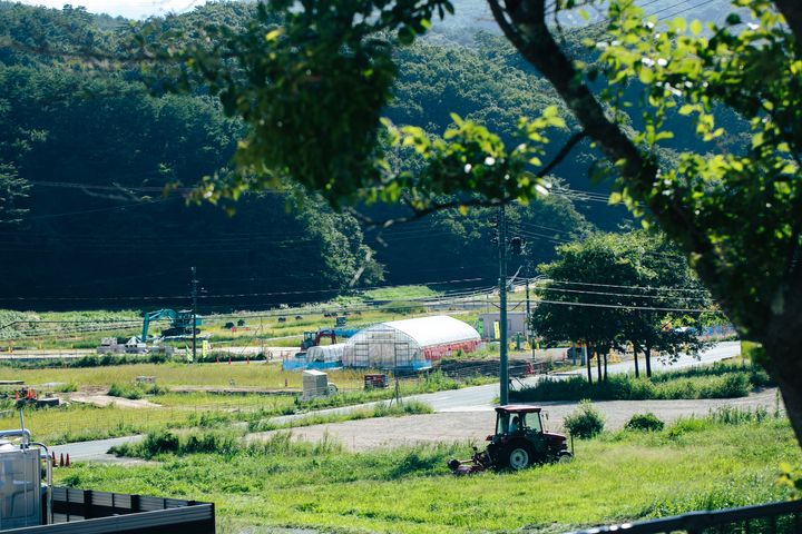 飯舘村長泥地区環境再生事業エリア。農地や作業場、ビニールハウスなどが広い敷地に整備されている