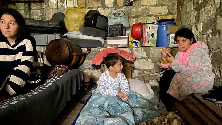 Παιδιά βρίσκονται σε καταφύγιο κατά τη διάρκεια βομβαρδισμού στο Στεπανακέρτ στο Ναγκόρνο-Καραμπάχ του Αζερμπαϊτζάν την Τετάρτη 20 Σεπτεμβρίου 2023.