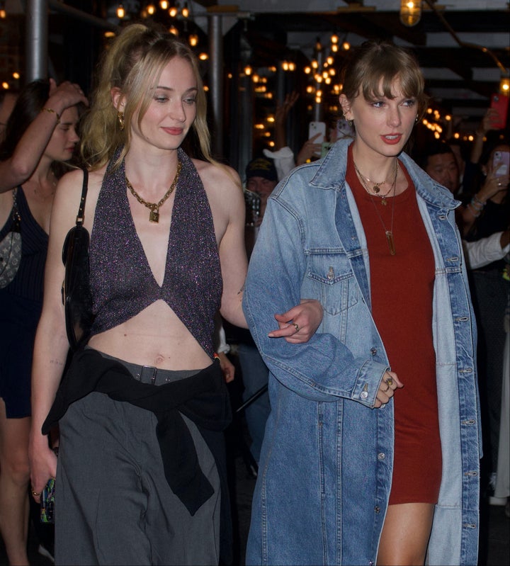 Taylor Swift e Sophie Turner comem comida italiana e depois vão tomar uma bebida no Temple Bar, em Nova York.