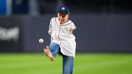 Geno Smith throws ceremonial first pitch in Seattle