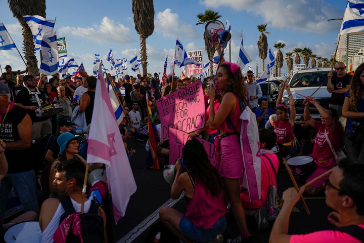 Des manifestants brandissent des drapeaux israéliens et américains lors d'une manifestation contre les projets du gouvernement du Premier ministre Benjamin Netanyahu de réformer le système judiciaire, devant le bureau de l'ambassade américaine à Tel Aviv, Israël, le mercredi 20 septembre 2023, lors de la réunion du Premier ministre Benjamin Netanyahu. avec le président américain Joe Biden en marge de l’Assemblée générale des Nations Unies.  (Photo AP/Ariel Schalit)