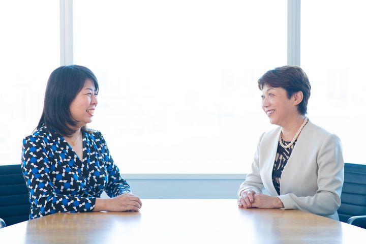 （左）ハフポスト日本版編集長の泉谷由梨子、（右）シミックホールディングスの大石圭子・代表取締役社長 COO