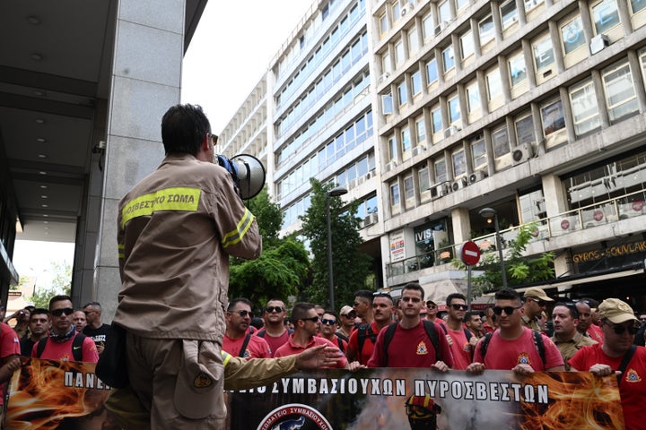 Συγκέντρωση διαμαρτυρίας από το Πανελλήνιο Σωματείο Συμβασιούχων Πυροσβεστών (ΠΑ.Σ.ΣΥ.Π.) για το άδηλο εργασιακό τους μέλλον, Πέμπτη 21 Σεπτεμβρίου 2023. Ζητούν την άμεση αξιοποίηση των 2.500 εποχικών πυροσβεστών ως πυροσβέστες πενταετούς υποχρέωσης (Π.Π.Υ.) προκειμένου να καλυφθούν εν μέρει τα 4.000 οργανικά κενά που υπάρχουν στο Πυροσβεστικό Σώμα, με τον προϋπάρχοντα νόμο 3938/11 και με τα ηλικιακά κριτήρια πρόσληψής τους ως Εποχικοί Πυροσβέστες. (ΤΑΤΙΑΝΑ ΜΠΟΛΑΡΗ/EUROKINISSI)