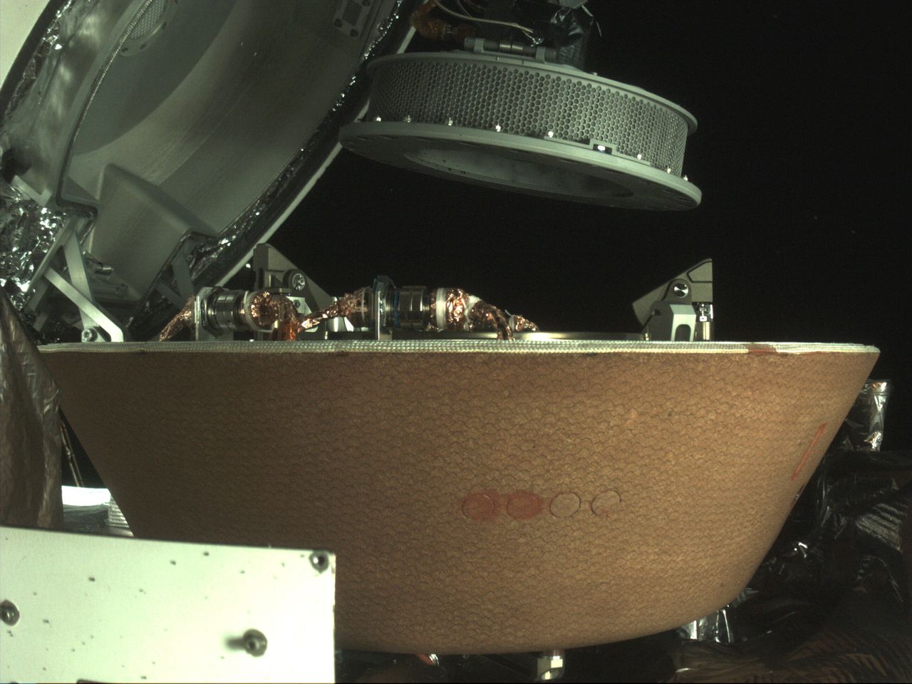 Την Κυριακή, το διαστημικό σκάφος OSIRIS-REx θα πετάξει δίπλα στη Γη και θα ρίξει αυτό ένα «φλιτζάνι με υλικά» που άρπαξε από τον αστεροειδή Bennu, κλείνοντας μια επταετή αποστολή. Στη φωτογραφία αυτή διακρίνονται λεπτομέρειες από την κάψουλα ανάκτησης υλικού. (NASA via AP, File)