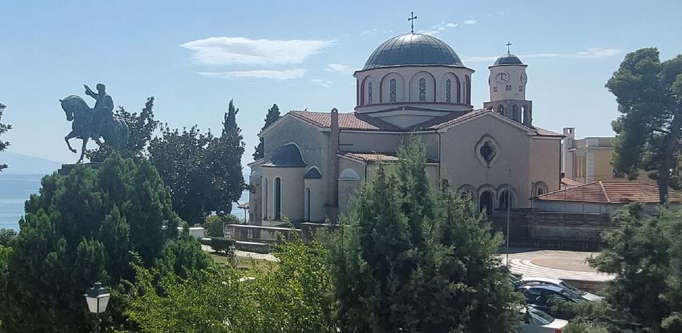 Το άγαλμα του πασά σε διάλογο με την παραπλήσσια πανέμορφη εκκλησία κάτω από το λαμπρό ελληνικό φως