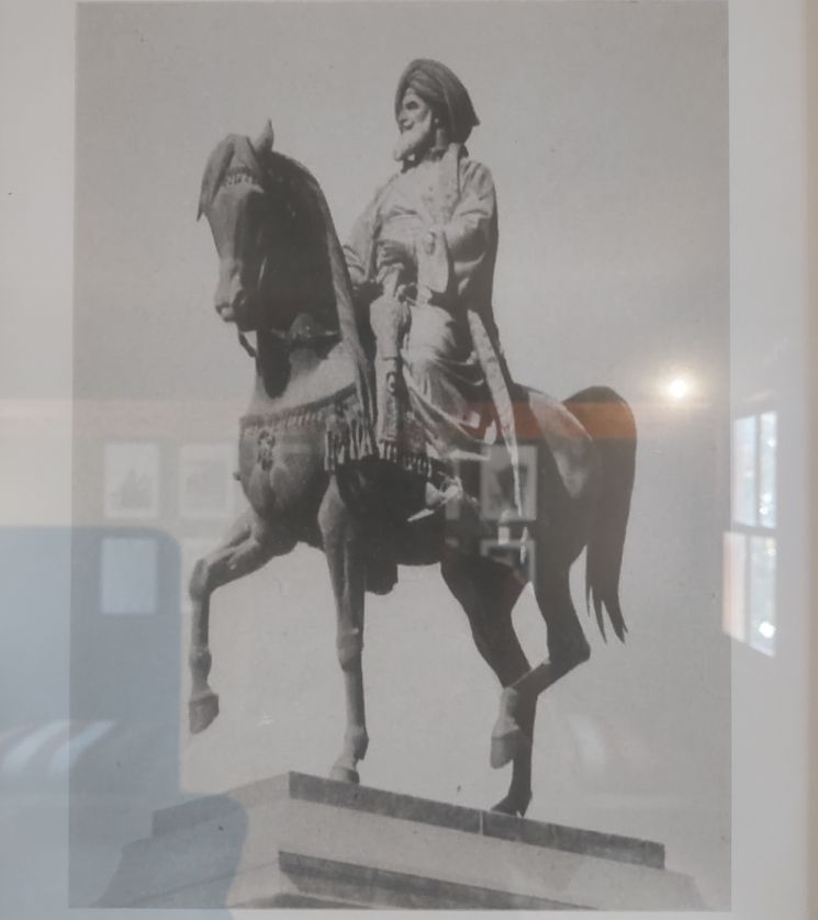 Φωτογραφία εποχής του αγάλματος του Μοχάμεντ Αλι που βρίσκεται στην Χερσόνησο της Παναγιάς από το 1949