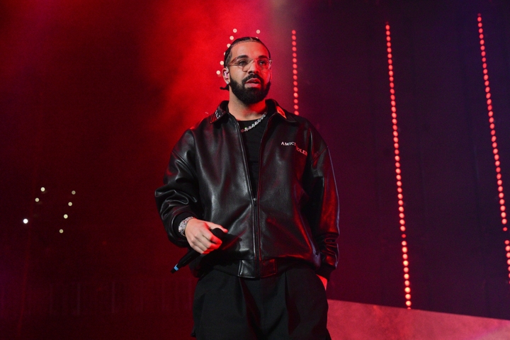 ATLANTA, GA - DECEMBER 9: Rapper Drake performs onstage during "Lil Baby & Friends Birthday Celebration Concert" at State Farm Arena on December 9, 2022 in Atlanta, Georgia. (Photo by Prince Williams/Wireimage)