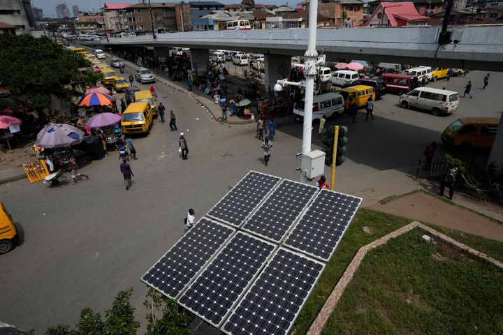 Ηλιακά πάνελ στην κεντρική αγορά του Λάγος στη Νιγηρία.