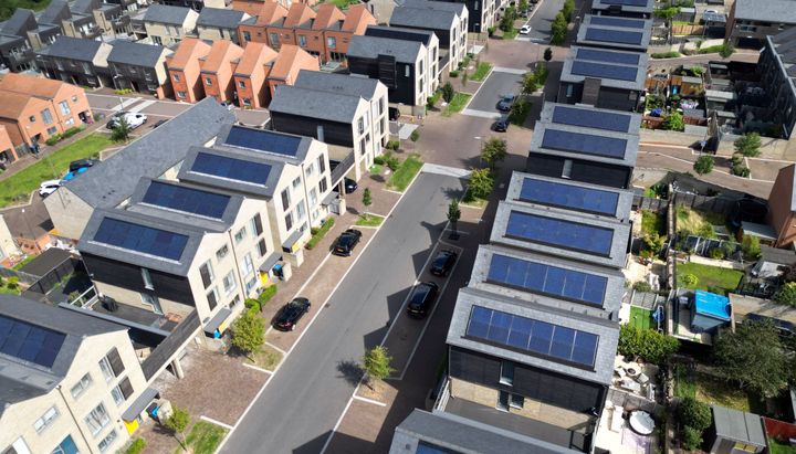 Η εγκατάσταση των ηλιακών πάνελ στις στέγες είναι από τα πιο φιλόδοξα προγράμματα που προωθεί η Ευρώπη.