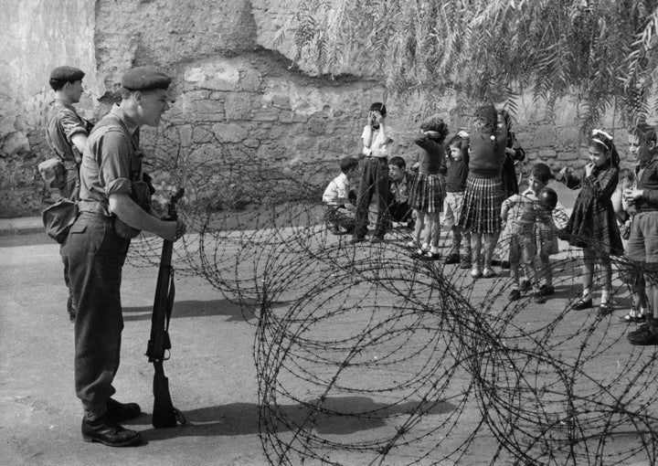 Απρίλιος 1956 Κύπρος Βρετανοί στρατιώτες στήνουν οδοφράγματα και κυνηγούν αντάρτες της ΕΟΚΑ