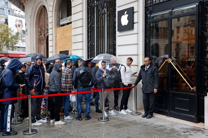 Πελάτες σχηματίζουν ουρά μπροστά από το Apple Store Opera την ημέρα κυκλοφορίας του iPhone 15 στο Παρίσι (22/9/2023)