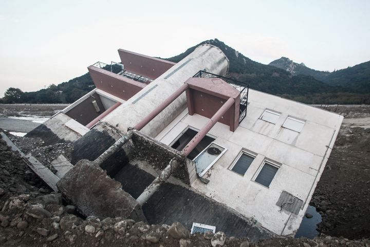 Το διώροφο κτήριο στο Μουζάκι Καρδίτσας που κατέρρευσε στις 7/9 κατά την διάρκεια της κακοκαιρίας "Daniel", Τετάρτη 20 Σεπτεμβρίου 2023. Το κτήριο κατέρρευσε δίπλα στον ποταμό Πάμισο, στον οποίον έχει ανεβεί επικίνδυνα η στάθμη. (ΘΑΝΑΣΗΣ ΚΑΛΛΙΑΡΑΣ/EUROKINISSI)