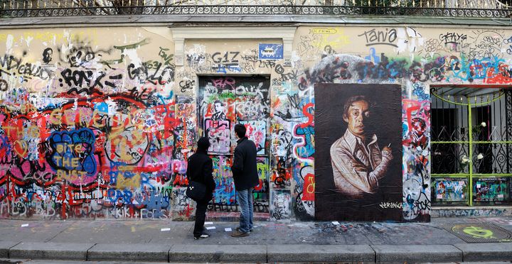 Το σπίτι του Γάλλου τραγουδιστή Σερζ Γκενσμπούργκ στην οδό Verneuil 5 bis στο Παρίσι καλύπτεται από αφιερώματα για την 25η επέτειο του θανάτου του, 2 Μαρτίου 2016. Το σπίτι άνοιξε για το κοινό στις 20 Σεπτεμβρίου 2023.