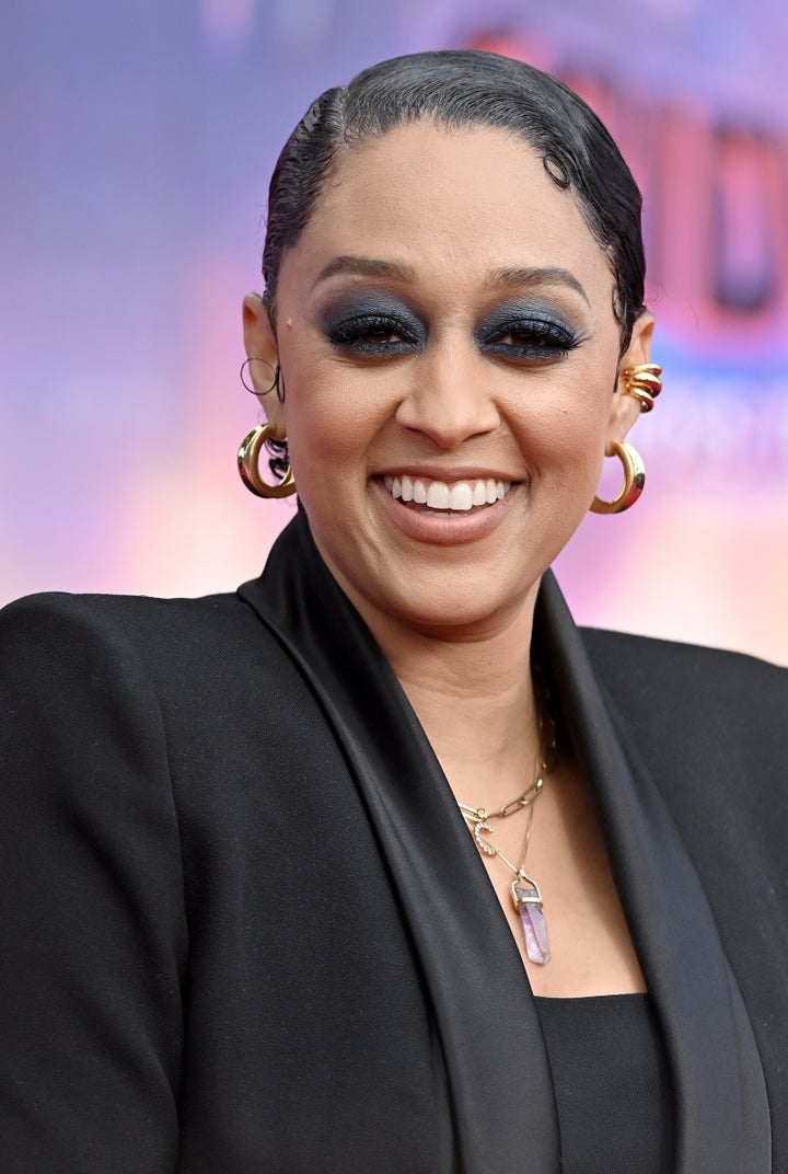 Tia Mowry na estreia mundial da animação da Sony Pictures "Homem-Aranha: Através do Aranhaverso" no Regency Village Theatre em 30 de maio de 2023, em Los Angeles. O ator recentemente compartilhou conselhos sobre relacionamento durante uma aparição em um canal popular do YouTube.