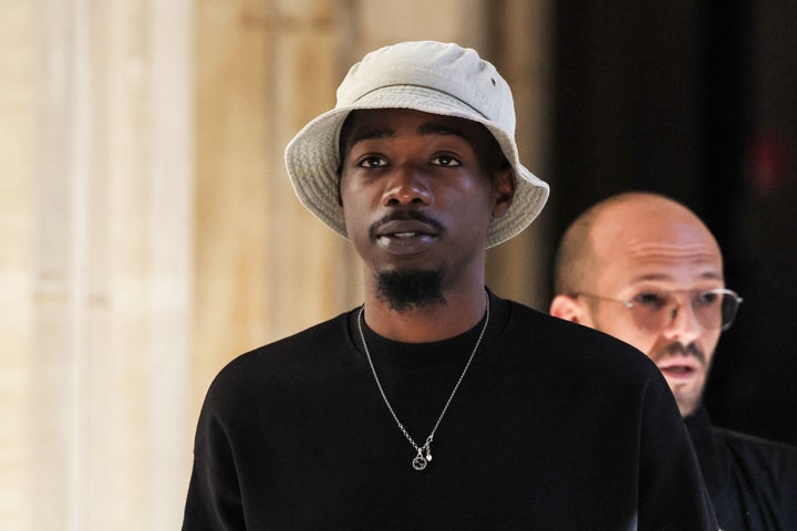 O rapper francês Mohamed Sylla, também conhecido como MHD, chega ao tribunal do Palais de Justice em Paris no dia 4 de setembro. Ele foi condenado a 12 anos de prisão no sábado.