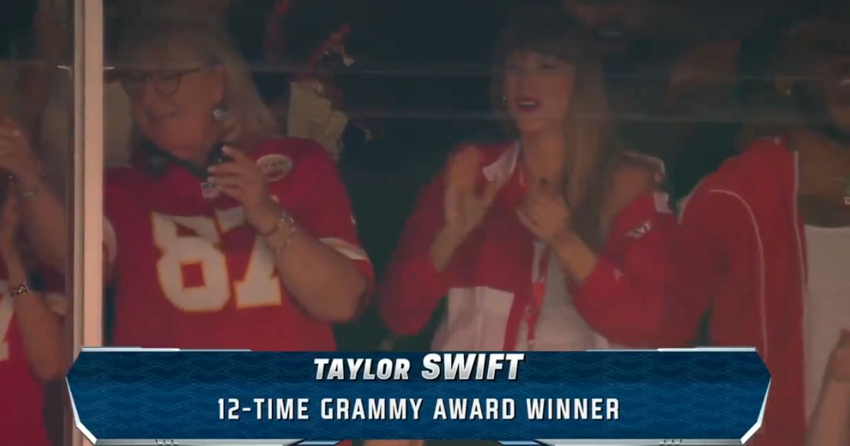 Taylor Swift and her dad cheer on Travis Kelce at Chiefs game