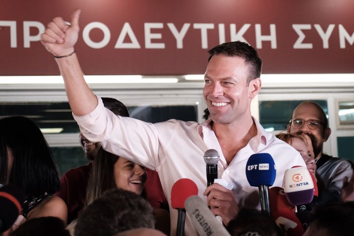 Ο Στέφανος Κασσελάκης, νεοεκλεγείς ηγέτης του κόμματος της αξιωματικής αντιπολίτευσης ΣΥΡΙΖΑ, μιλάει σε υποστηρικτές του έξω από τα κεντρικά γραφεία του κόμματος στην Αθήνα, Ελλάδα, 25 Σεπτεμβρίου 2023.