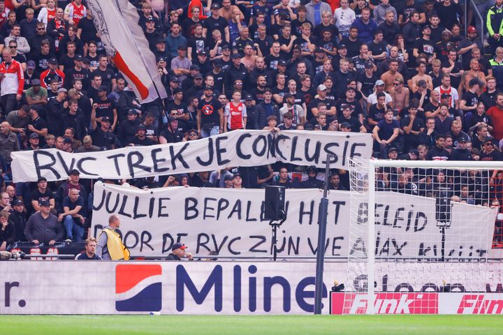 Οπαδοί του Άγιαξ κρατούν πανό που ζητά την αποπομπή του Εποπτικού Συμβουλίου του συλλόγου κατά τη διάρκεια του ντέρμπι της Eredivisie μεταξύ Αγιαξ και Φέγενορντ στη "Γιόχαν Κρόιφ Αρίνα" στις 24 Σεπτεμβρίου 2023 στο Άμστερνταμ, Ολλανδία.
