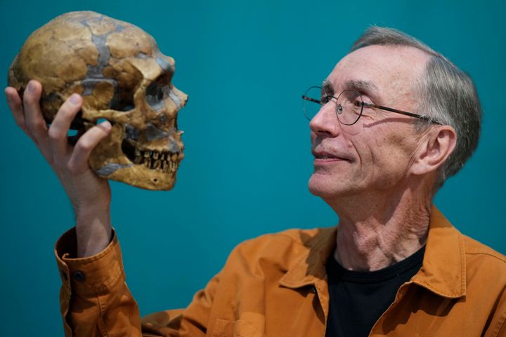 Ο Σουηδός επιστήμονας Σβάντε Παάμπο ποζάρει με ένα αντίγραφο σκελετού Νεάντερταλ στο Ινστιτούτο Εξελικτικής Ανθρωπολογίας Max Planck στη Λειψία της Γερμανίας.