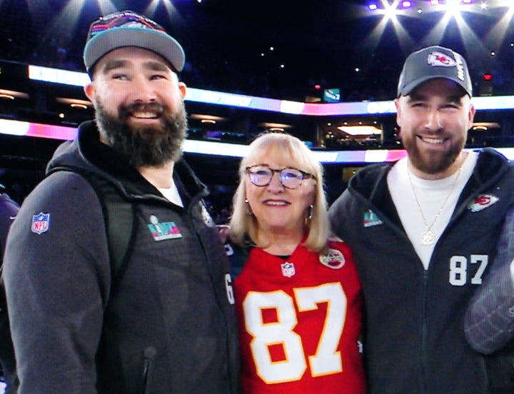 Travis Kelce wears No. 87 as tribute to his brother, Jason