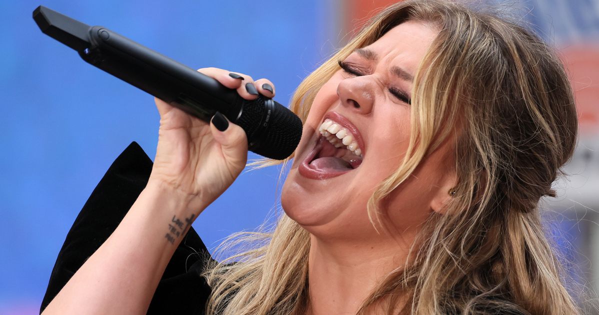 Kelly Clarkson Surprises Vegas Singer With Impromptu Performance