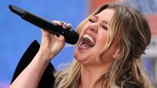 Kelly Clarkson Surprises Las Vegas Street Singer With Impromptu Performance