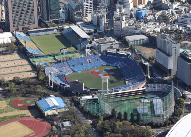 （上から）秩父宮ラグビー場、明治神宮野球場、神宮第二球場。2020年04月14日に撮影。第二球場は現在解体されている