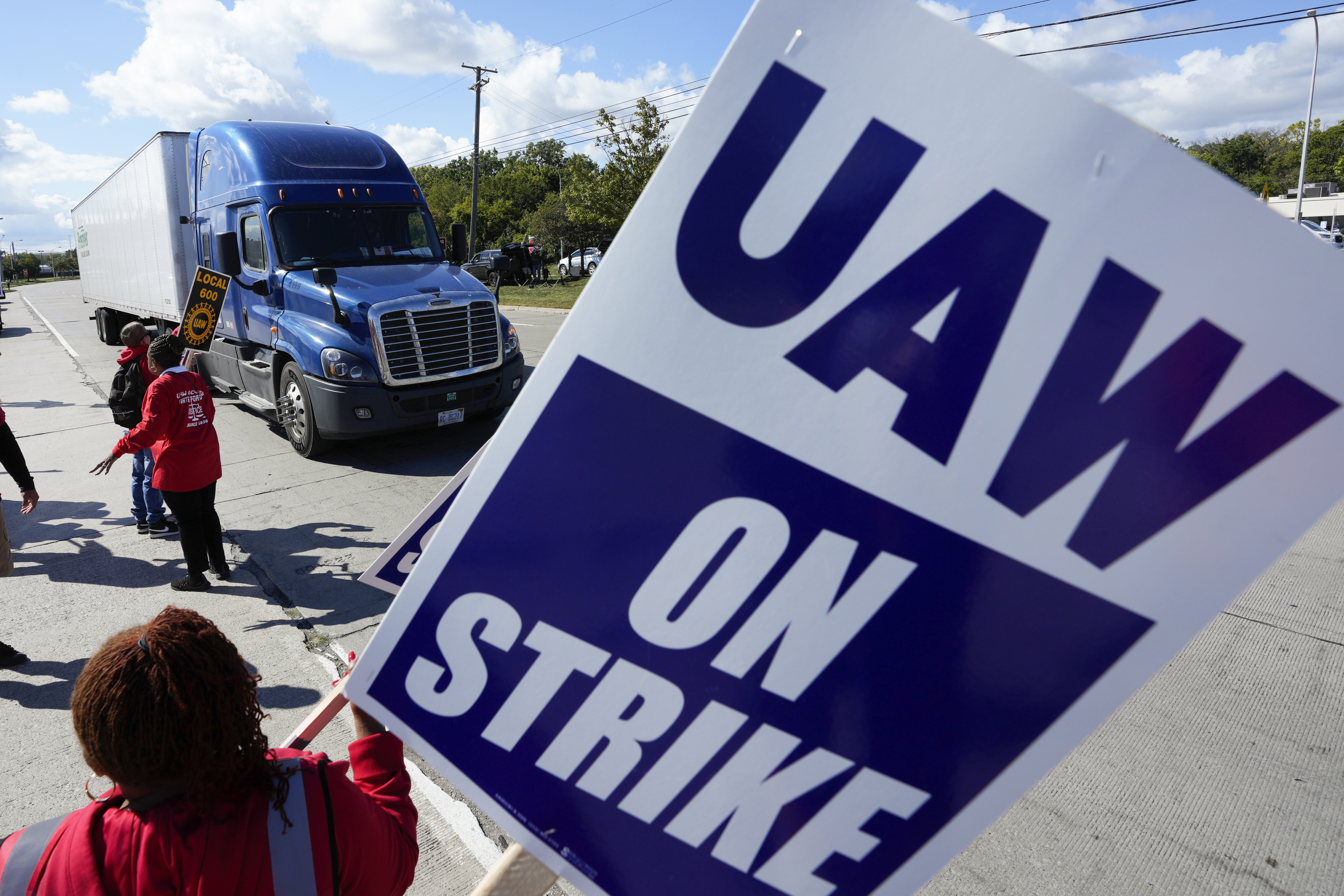 Autoworkers Greeting Trump, Biden Visits With Shrugs, Cynicism ...