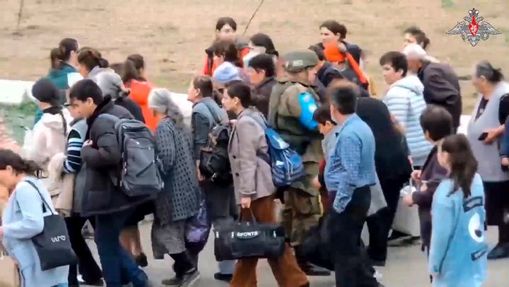 Εθνοτικοί Αρμένιοι φτάνουν σε στρατόπεδο Ρώσων ειρηνευτικών δυνάμεων κοντά στο Στεπανακέρτ στο Ναγκόρνο-Καραμπάχ, για να αποφύγουν τις μάχες. (21/9/2023)